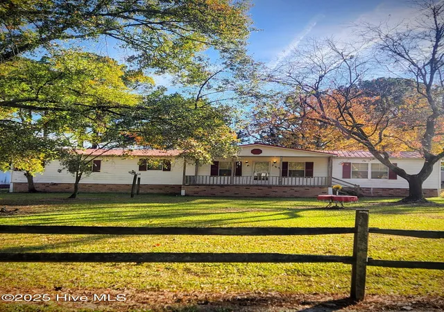 Photo 2 of Manufactured home for sale at 723 W Broad St, Beulaville, NC 28518 | MLS# 100542305 | Listing updated on 2026-08-01