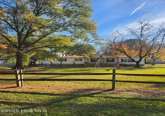 Photo 3 of Manufactured home for sale at 723 W Broad St, Beulaville, NC 28518 | MLS# 100542305 | Listing updated on 2026-08-01