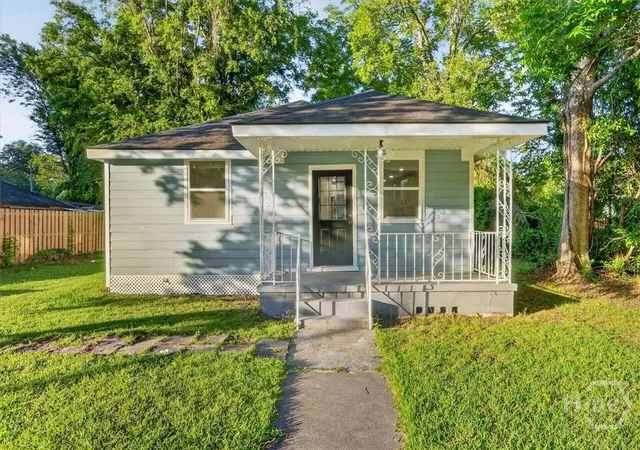 Homes for sale in Savannah, GA | 1329 E 33rd St, Savannah, GA 31404 | MLS# SA356580