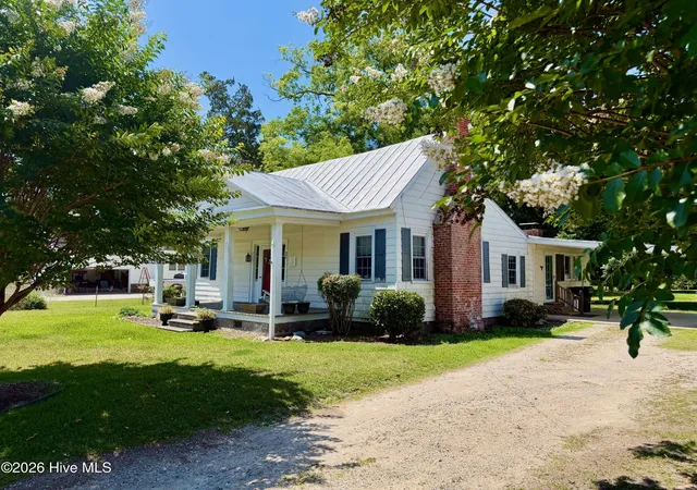Photo 3 of Single family home for sale at 302 N Front St, Hamilton, NC 27840 | MLS# 100588794 | Listing updated on 2026-10-01