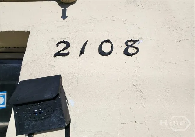 Listing Photo 2 - Condo for sale in building located at 1102 Seiler Ave, Savannah, GA 31404 - Unit #