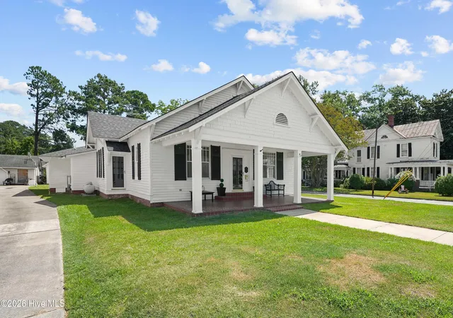 Photo 3 of Single family home for sale at 500 W Main St, Mount Olive, NC 28365 | MLS# 100596176 | Listing updated on 2026-10-08