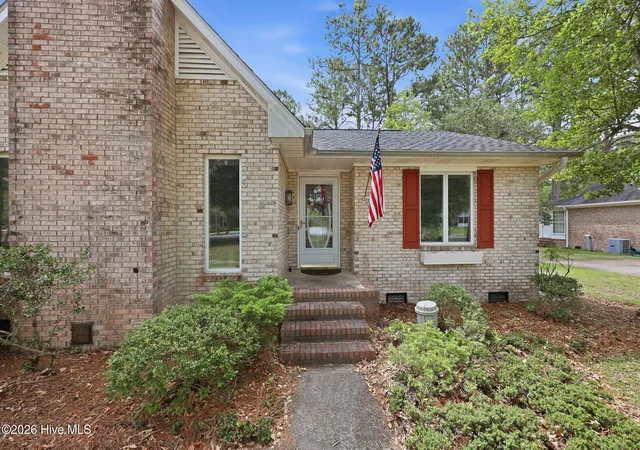 Photo 3 of Single family home for sale at 900 Crane Dr, New Bern, NC 28560 | MLS# 100577737 | Listing updated on 2026-07-13