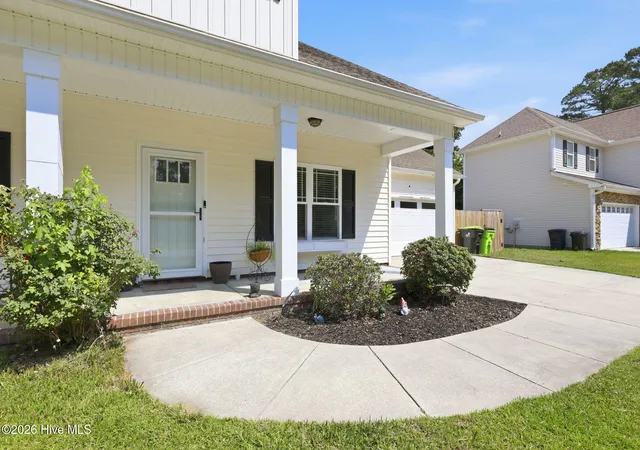 Photo 3 of Single family home for sale at 402 Satterfield Dr, New Bern, NC 28560 | MLS# 100581941 | Listing updated on 2026-06-20