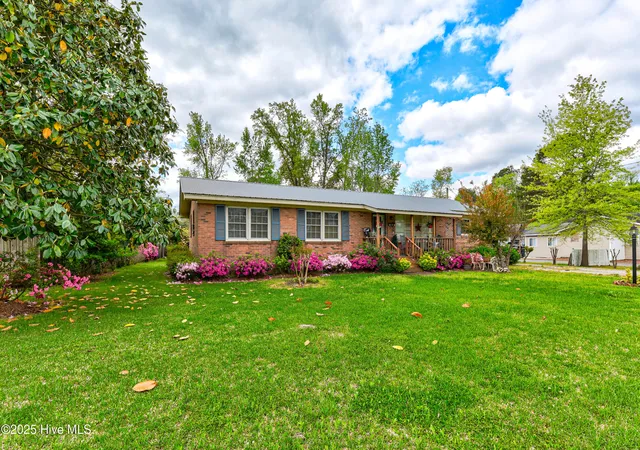 Photo 3 of Single family home for sale at 307 W Westbrook St, Wallace, NC 28466 | MLS# 100546791 | Listing updated on 2026-10-02