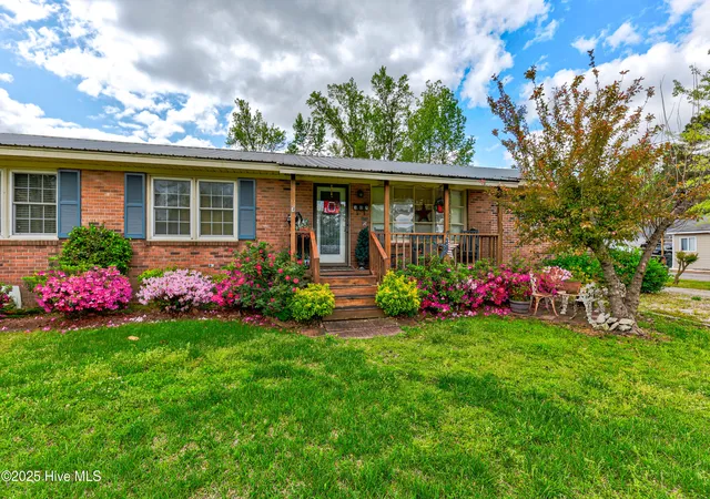 Photo 4 of Single family home for sale at 307 W Westbrook St, Wallace, NC 28466 | MLS# 100546791 | Listing updated on 2026-10-02