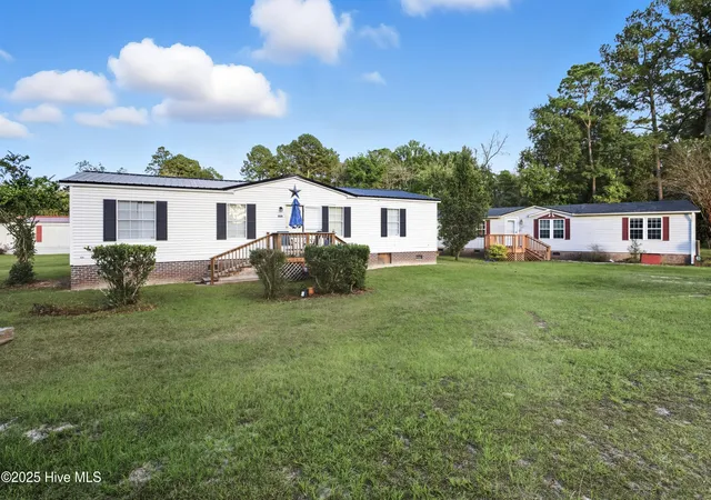 Photo 2 of Manufactured home for sale at 1025 White Lake Dr, Elizabethtown, NC 28337 | MLS# 100593894 | Listing updated on 2026-08-07