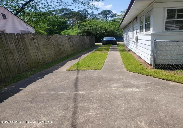 image of 305 Glenwood Dr, Greenville, NC 27834 | MLS# 100571997