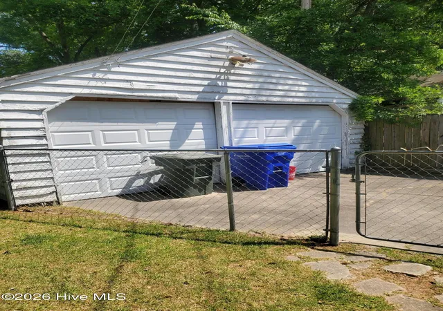 image of 305 Glenwood Dr, Greenville, NC 27834 | MLS# 100571997