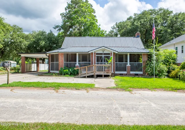 Homes for sale in Bladenboro, NC | 211 E Elm St, Bladenboro, NC 28320 | MLS# 100583292