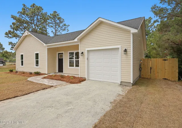 Photo 3 of Single family home for sale at 113 N King St, Hubert, NC 28539 | MLS# 100568803 | Listing updated on 2026-09-13