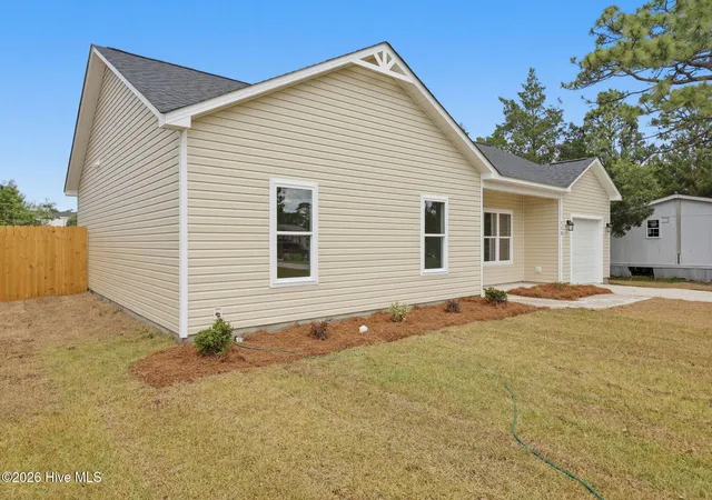 Photo 4 of Single family home for sale at 113 N King St, Hubert, NC 28539 | MLS# 100568803 | Listing updated on 2026-09-13