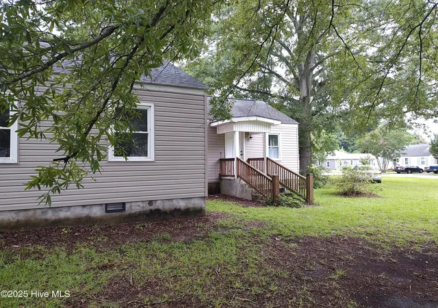 Photo 3 of Single family home for sale at 515 Jefferson Ave, New Bern, NC 28560 | MLS# 100582261 | Listing updated on 2026-07-22
