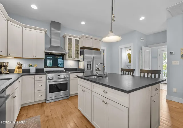 Photo 4 of Single family home for sale at 320 Governor Safford Ln, Emerald Isle, NC 28594 | MLS# 100586460 | Listing updated on 2026-09-01
