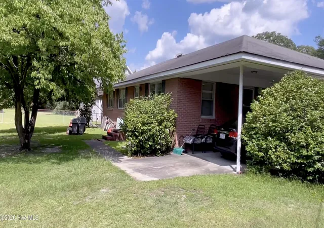 Photo 4 of Single family home for sale at 103 Alexander St, Elizabethtown, NC 28337 | MLS# 100595299 | Listing updated on 2026-08-17