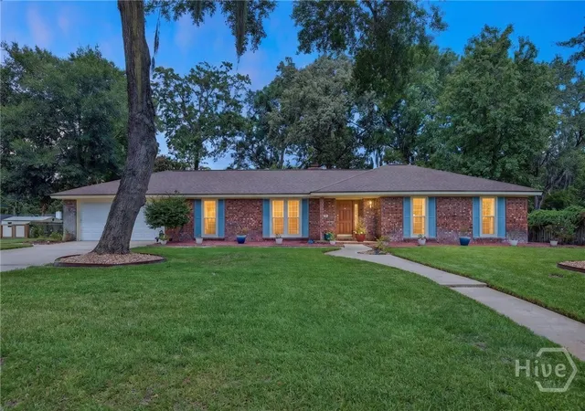 Photo 1 of Single family home for sale at 304 Wellington Rd, Savannah, GA 31410 | MLS# SA363346 | Listing updated on 2026-09-19