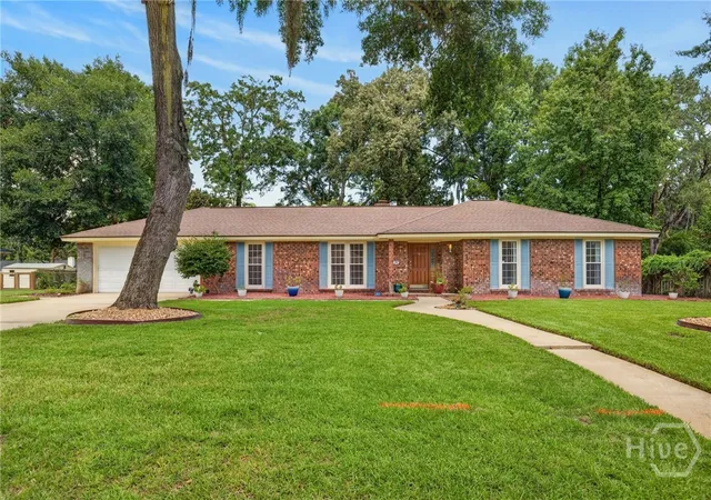 Photo 2 of Single family home for sale at 304 Wellington Rd, Savannah, GA 31410 | MLS# SA363346 | Listing updated on 2026-09-19