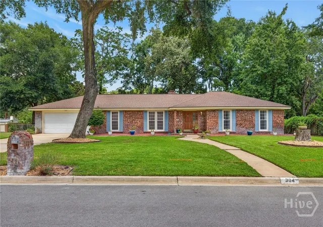 Photo 3 of Single family home for sale at 304 Wellington Rd, Savannah, GA 31410 | MLS# SA363346 | Listing updated on 2026-09-19