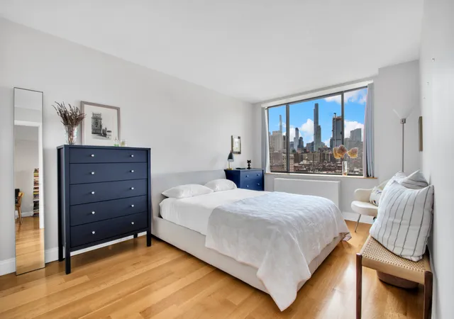 2nd image of 130 W 79Th St, New York, NY 10024
