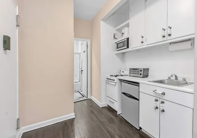 3rd image of 50 E End Ave, New York City, NY 10028