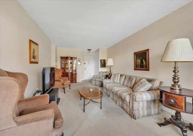 3rd image of 1874 Pelham Pkwy S #4-R, New York City, NY 10461 | MLS# RLS10932666