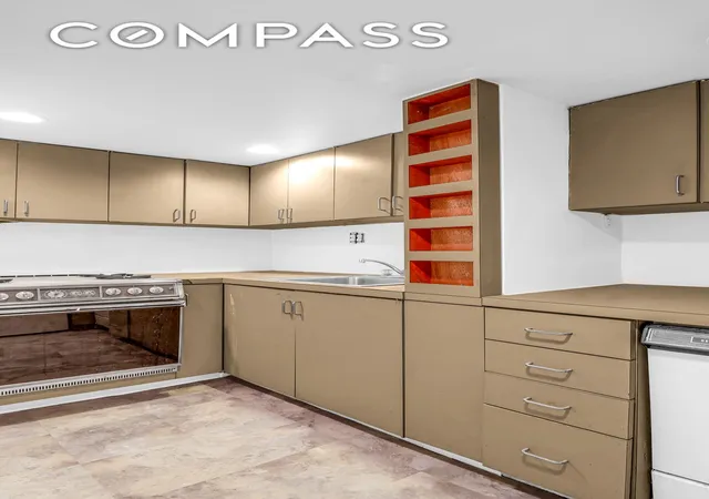 5th image of 118 Perry St, New York City, NY 10014