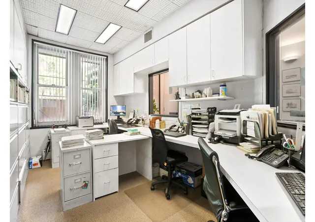 4th image of 1120 Park Ave, New York City, NY 10128