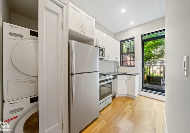 3rd image of 521 Decatur St, New York City, NY 11233