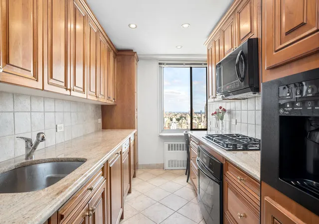 Photo 2 of Sale Pending at 300 E 74Th St #34D, New York, NY 10021 | MLS# RLS10969299 | Listing updated on 2026-01-01