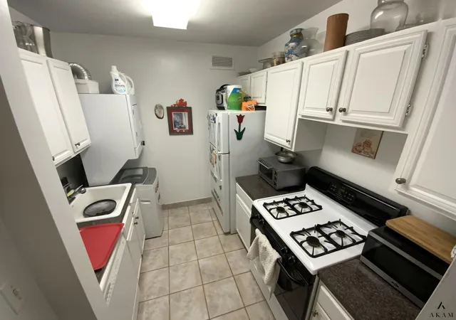 Photo 4 of Sale Pending at 269-10 Grand Central Pkwy #8X, Floral Park, NY 11005 | MLS# RLS10970049 | Listing updated on 2025-12-15