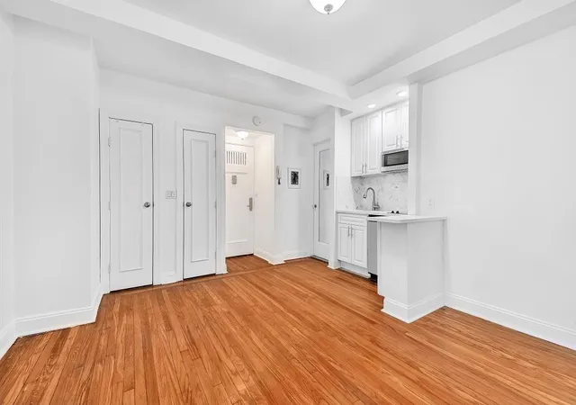 Photo 4 of Sale Pending at 25 Tudor City Pl #806, New York, NY 10017 | MLS# RLS10965557 | Listing updated on 2026-05-15