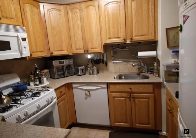 Photo 2 of Sale Pending at 300 E 40th St #11-N, New York, NY 10016 | MLS# RLS10971744 | Listing updated on 2026-01-01