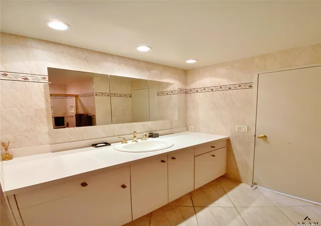 Listing Photo 2 - Condo for sale in building located at 269-10 Grand Central Pkwy, Hempstead, NY 11005 - Unit #15E