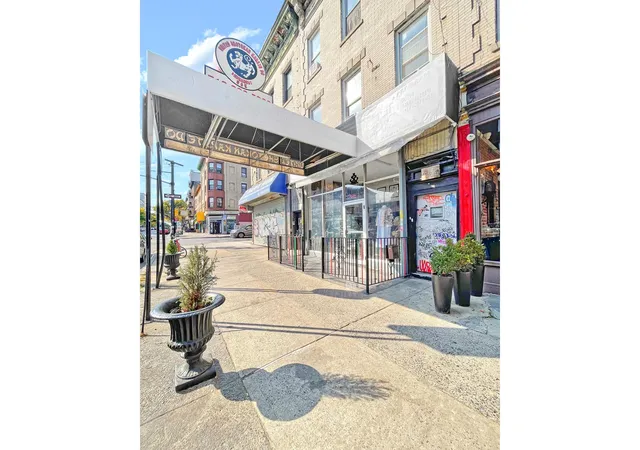 2nd image of 760 Franklin Ave, New York City, NY 11238