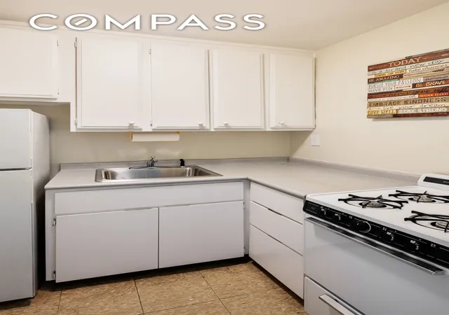 Photo 4 of Sale Pending at 401 E 86th Street #5M, New York, NY 10028 | MLS# RLS11016025 | Listing updated on 2026-01-01