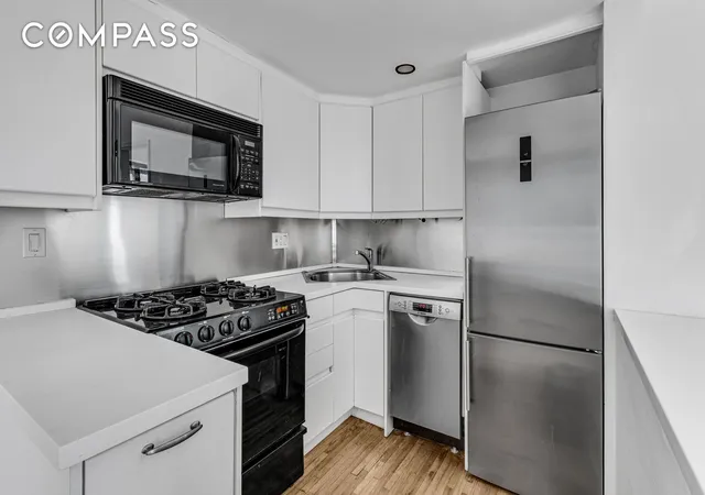 Photo 3 of Sale Pending at 207 E 21st Street #6B, New York City, NY 10010 | MLS# RLS11018480 | Listing updated on 2026-03-21