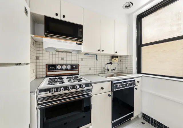3rd image of 161 W 16Th St #6I, New York, NY 10011 | MLS# RLS11019880