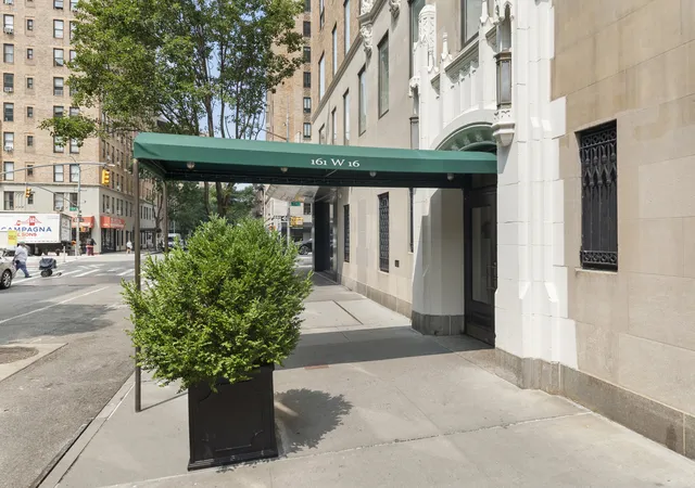 2nd image of 161 W 16Th St, New York, NY 10011