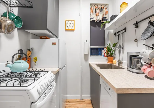 Photo 3 of House for sale at 520 W 50th Street #B-4, New York, NY 10019 | MLS# RLS11020467 | Listing updated on 2026-01-01