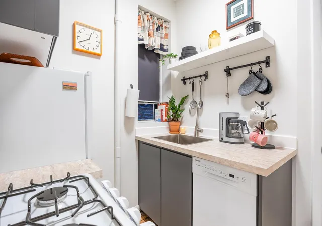 Photo 4 of House for sale at 520 W 50th Street #B-4, New York, NY 10019 | MLS# RLS11020467 | Listing updated on 2026-01-01