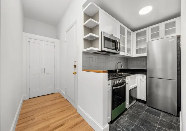 Photo 4 of House for sale at 130 W 80th Street #4F, New York, NY 10024 | MLS# RLS11023073 | Listing updated on 2026-01-01
