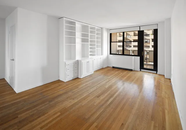 2nd image of 301 E 87Th St, New York City, NY 10128