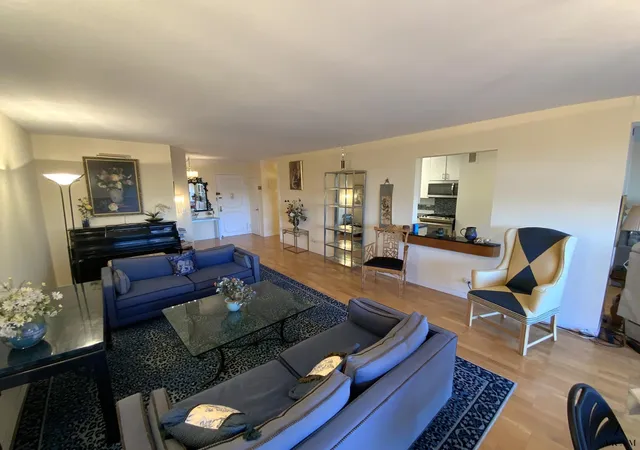Photo 3 of Condo for sale at 271 10 Grand Central Pkwy #06L, Floral Park, NY 11005 | MLS# RLS11025597 | Listing updated on 2025-12-15