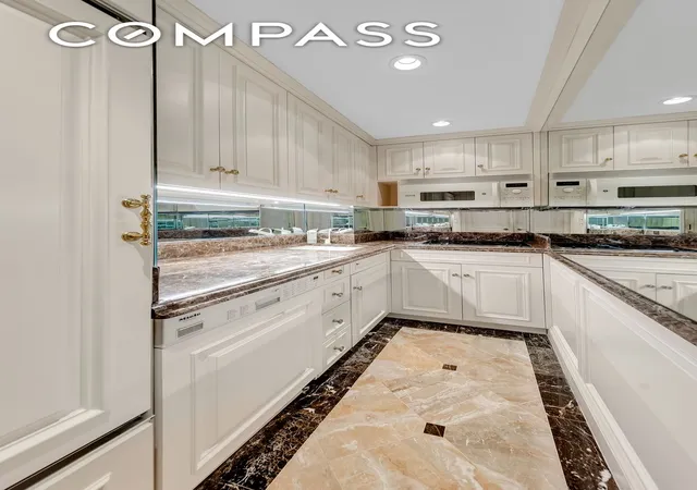Photo 4 of Sale Pending at 465 Park Ave #34E, New York, NY 10022 | MLS# RLS11026156 | Listing updated on 2025-12-26