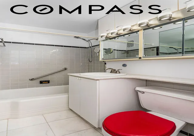 2nd image of 221 E 50Th St, New York City, NY 10022