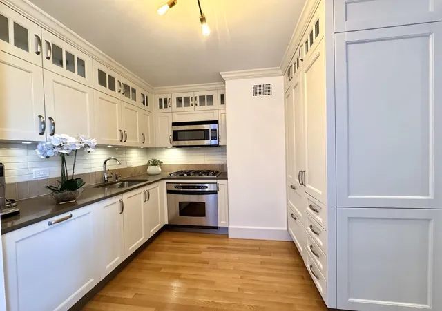 Photo 4 of Sale Pending at 27 W 72nd Street #908, New York, NY 10023 | MLS# RLS11032051 | Listing updated on 2025-07-17