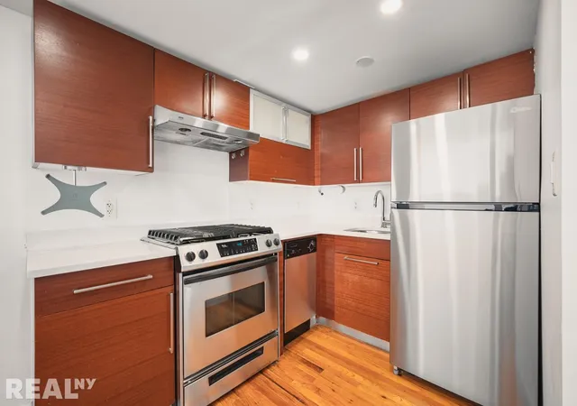 Photo 3 of Sale Pending at 184 Thompson St #5V, New York, NY 10012 | MLS# RLS20004170 | Listing updated on 2025-11-12