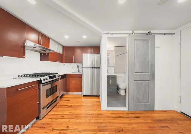 Photo 4 of Sale Pending at 184 Thompson St #5V, New York, NY 10012 | MLS# RLS20004170 | Listing updated on 2025-11-12