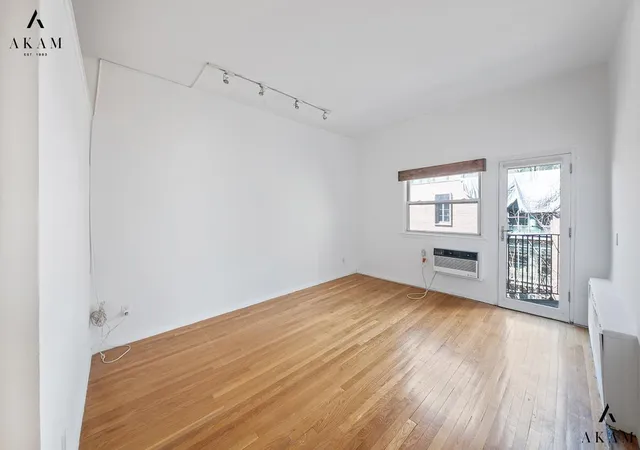 2nd image of 211 Thompson St, New York City, NY 10012