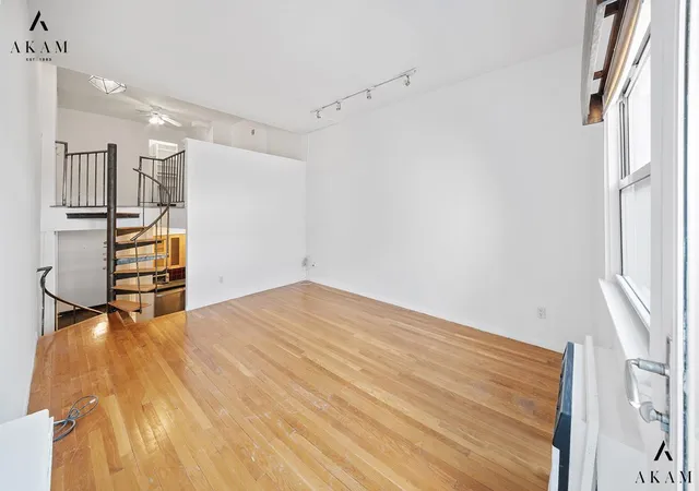4th image of 211 Thompson St, New York City, NY 10012